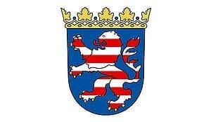 Wappen von Hessen mit rot-weiß gestreiftem Löwen auf blauem Schild und goldener Krone